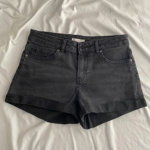 💖 4 for $25 sale 🎉 
H&M black denim shorts